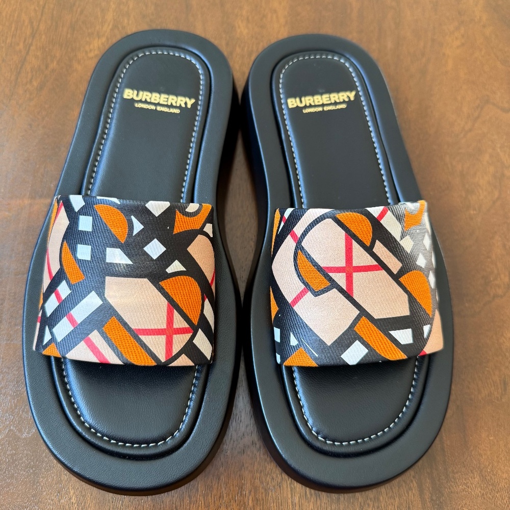 Authentic Burberry Buchingham Leather Slides 36/6